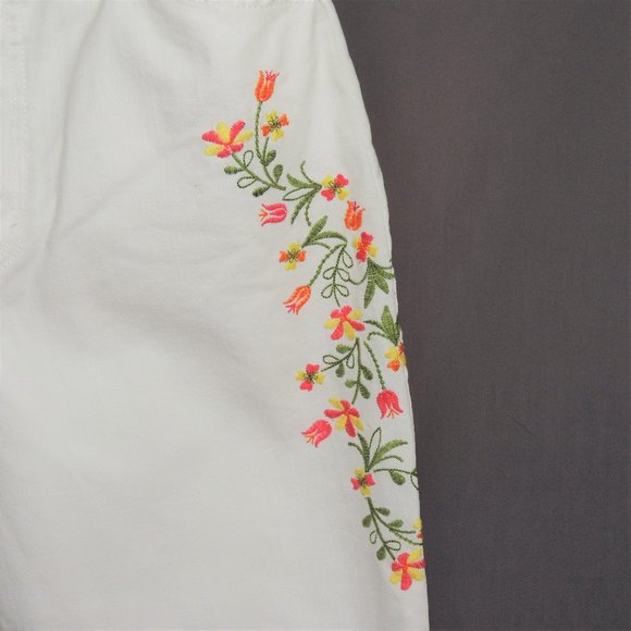 Gloria Vanderbilt white embroidered denim capri jeans - Picture 2 of 4